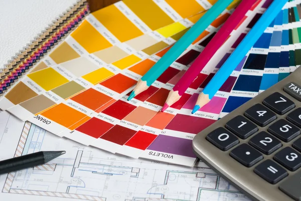 Palet, deri örnekleri, kalemler ve kireç ile iç proje