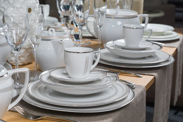 Beyaz lüks seramik yemek servisi ahşap tablo 2