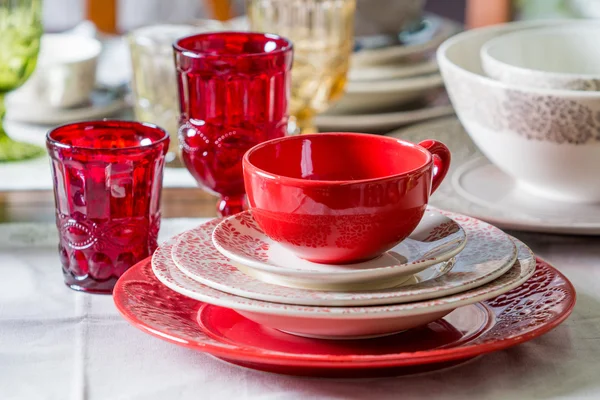 Platos de estilo país rojo, copa y gafas de vino 1 — Foto de Stock