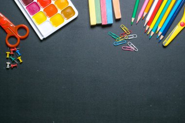 Boyalar, makas, kalem ve siyah kara tahta 3 üzerinde chulks