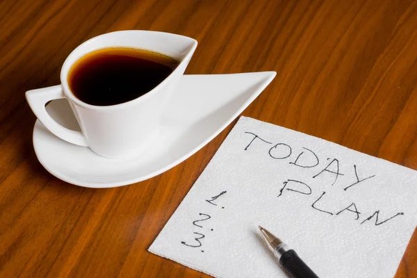 Cangkir kopi dengan tulisan tangan rencana hari ini di serbet — Stok Foto