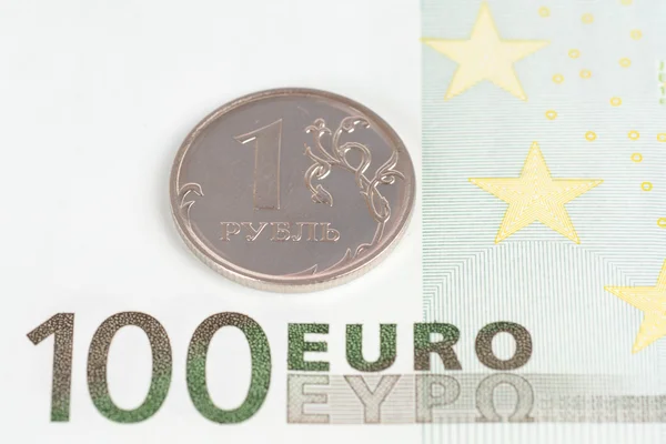 Bir Rublesi ile 100 euro bancknote — Stok fotoğraf