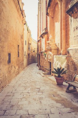 Mdina, Malta için eski dar sokak. Sıcak renk kullanılan filtre