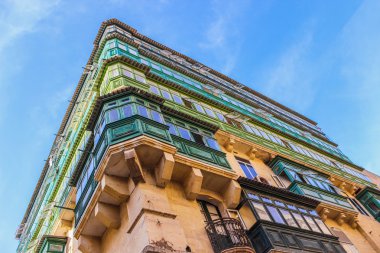 Valetta renkli balkonda