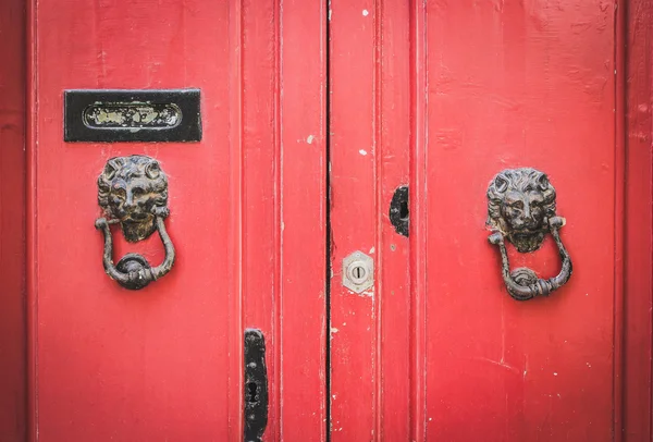 Aslan başı Metal göğüsleri Mdina, Mal olan eski kırmızı ahşap kapılar — Stok fotoğraf