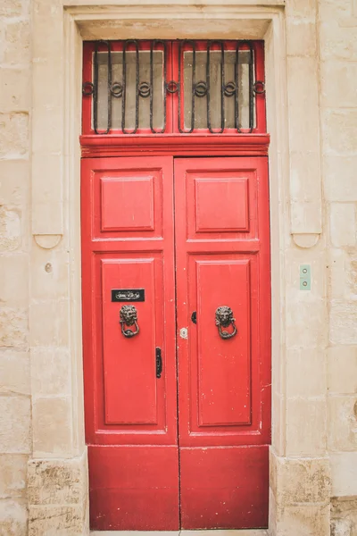 Siyah aslanla kırmızı ahşap kapı tokmakları Mdina, Malta şeklinde — Stok fotoğraf