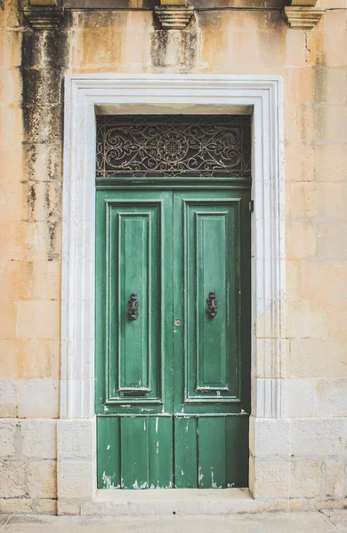 Siyah Metal göğüsleri olan yeşil ahşap kapılar — Stok fotoğraf