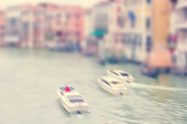 Defokussierter Hintergrund mit großem Kanal und Motorbooten in Venedig — Stockfoto