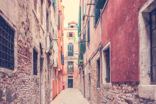 Tło z starych domów wzdłuż wąskich uliczek Wenecji — Zdjęcie stockowe