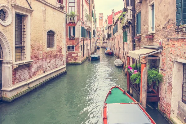 Antecedentes desenfocados con canal a lo largo de Venecia — Foto de Stock