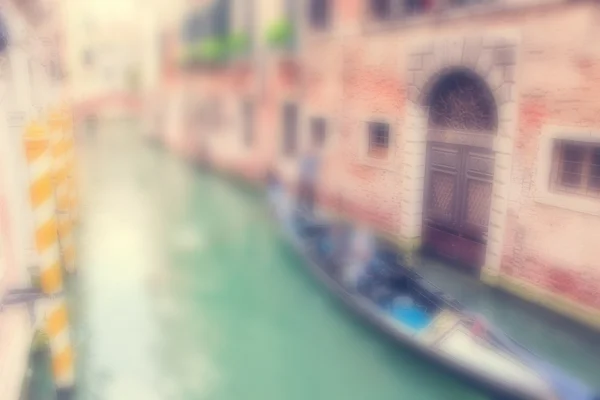 Contexte déconcentré avec Gondole avec Touristes et un Gondolier — Photo