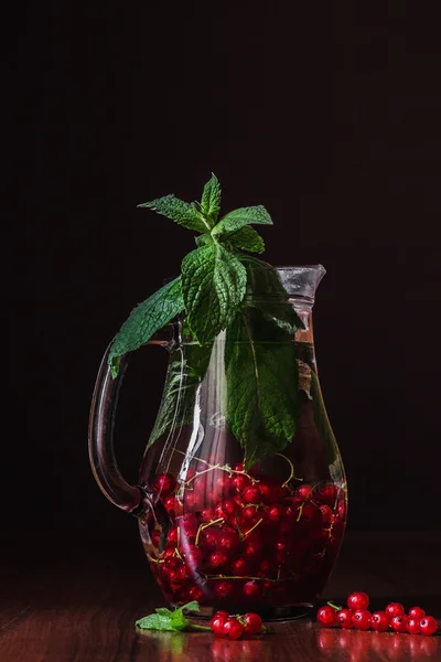 Entgiftungsgetränk mit roten Johannisbeeren und Minze im Glaskrug — Stockfoto