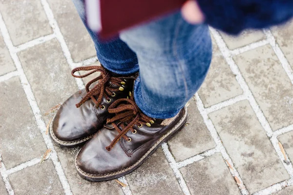 Высокий угол обзора женских ног в коричневых туфлях — стоковое фото