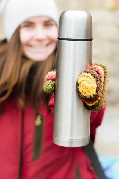 Jeune femme avec thermos — Photo