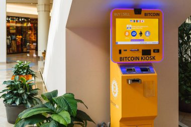 Portland, OR, ABD - 27 Haziran 2018: Pioneer Place 'deki Bitcoin Büfe Makinesi, alışveriş merkezi, Portland, Oregon Eyaleti
