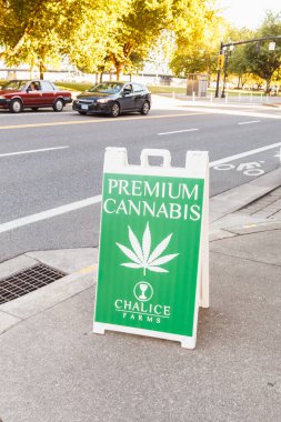 Portland, Oregon, ABD - 27 Haziran 2018: Marihuana veya kenevir işareti. Portland 'da sokakta birinci sınıf kenevir reklamı. Esrar Amerika 'da yasaldır..