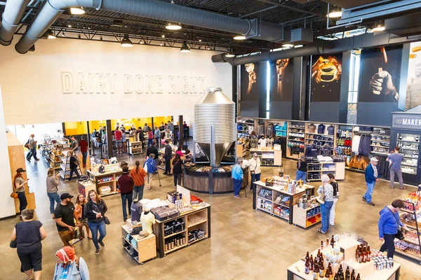 Tillamook, Oregon, ABD - 28 Haziran 2019 Tillamook Mandırasındaki Hediye Dükkanı, Tillamook Peynir Fabrikası 'nın ziyaretçi merkezi..