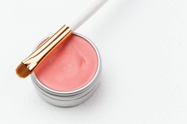Pembe çıplak vejetaryen renginde ruj ya da doldurulabilir çevre dostu metal ambalajda yanak kızarması. Metin için alanı kopyala
