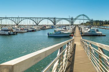 Newport, Oregon, ABD - 1 Temmuz 2018: Newport 'ta bir rıhtım ve Dteel Arch Yaquina Körfezi Köprüsü, OR.