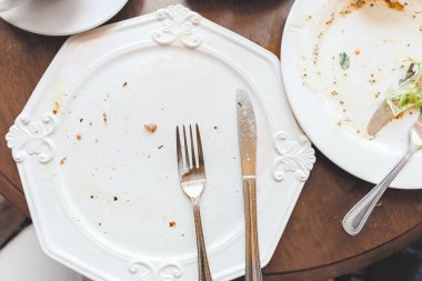 Akşam yemeğinden sonra kafede ya da restoranda kalan kirli tabakları boşalt.