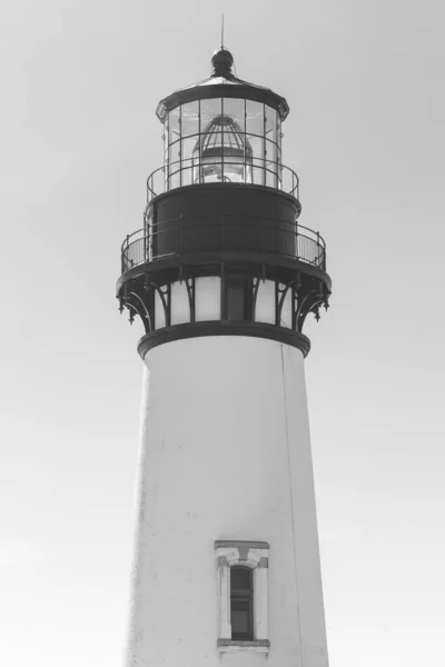 位于美国俄勒冈州太平洋海岸的雅典娜灯塔顶部 黑白照片 — 图库照片