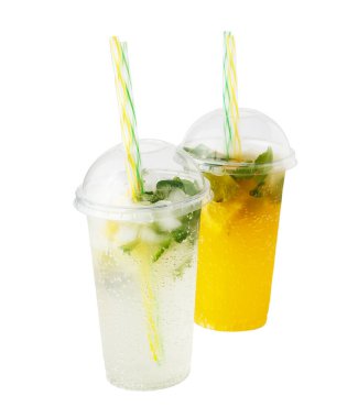 Beyaz arka planda izole edilmiş nane ve maden suyu ile plastik bardakta soğutulmuş limonata içeceği.