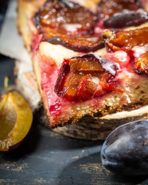 Ahşap arka planda erikli, rustik erikli kek.