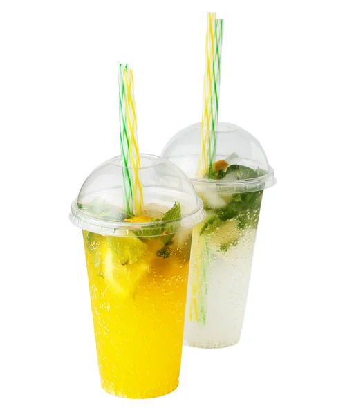 Beyaz arka planda izole edilmiş nane ve maden suyu ile plastik bardakta soğutulmuş limonata içeceği.