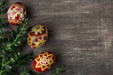 El yapımı Paskalya yumurtaları. Balmumuna dayanıklı boya tekniğiyle dekore edilmiş Ukrayna piranası. Metin için boş alanı kopyalayan eski püskü gri arkaplan