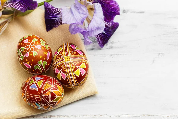 Tre Handgjorda Påskägg Dekorerade Med Vax Resistent Färgningsteknik Ukrainska Pysanka — Stockfoto