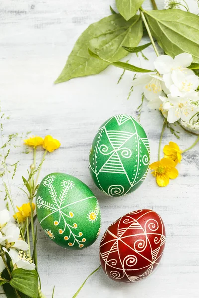 Tre Pysslande Handgjorda Påskägg Ukrainska Pysanky Dekorerad Med Vax Motstå — Stockfoto