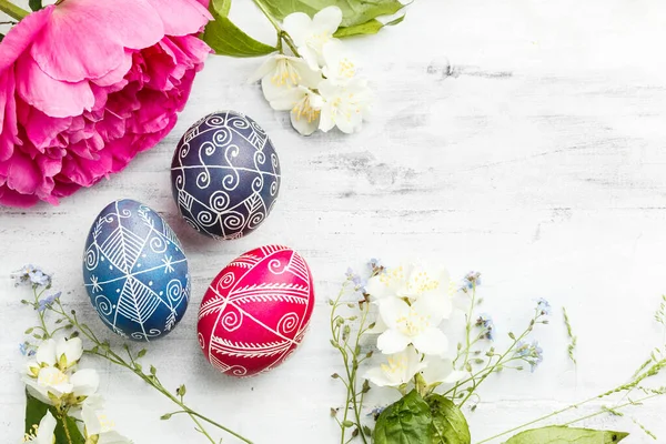 Tre Handgjorda Målade Påskägg Med Vårblommor Ukrainska Pysanka Dekorerad Med — Stockfoto