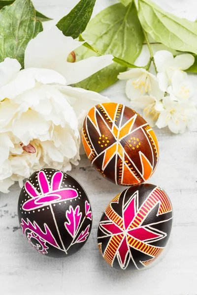 Tre Handgjorda Påskägg Dekorerade Med Vax Resistent Färgningsteknik Ukrainska Pysanky — Stockfoto