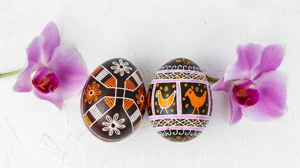 手作りイースターエッグ ウクライナのピサンカは 白の背景に花とワックス耐性染色技術で飾ら — ストック写真