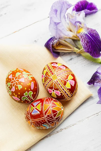 Tři Ručně Dělaná Velikonoční Vajíčka Zdobená Voskově Odolnou Barvicí Technikou — Stock fotografie