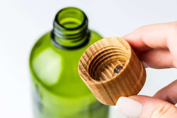 Botella Cosmética Vidrio Verde Con Cubierta Madera Para Rellenar Productos — Foto de Stock