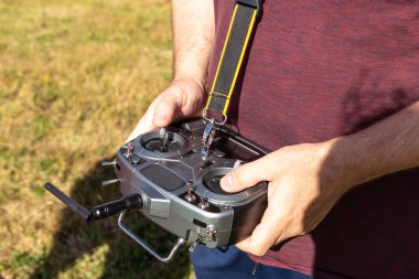 Uzaktan kumandalı radyo vericisi tutan eller. Oyuncak uçak pilotluğu, açık hava aktiviteleri