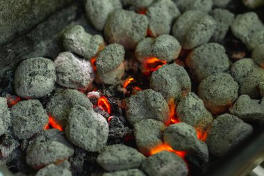 Pişirmeye hazır kömür tuğlaları, yaz barbeküsü. Seçici odak