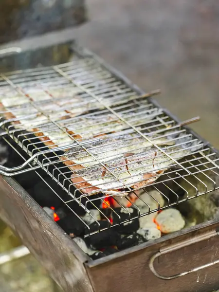 Förbereda Färsk Öring Fisk Kolgrill För Sommaren Picknick Fest — Stockfoto