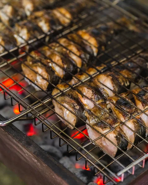 Peixe Truta Frito Grelha Carvão Pedaços Peixe Assado Chamas — Fotografia de Stock