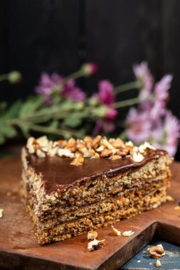 Koyu ahşap arka planda cevizli kek.