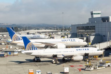 SAN FRANCISCO, CALIFORNIA - 24 Temmuz 2018: Birleşik Havayolları San Francisco Uluslararası Havaalanı Terminalinde uçaklar.