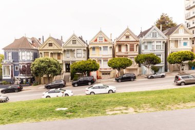 SAN FRANCISCO, CALIFORNIA - 24 Temmuz 2018: Bir yaz günü San Francisco, Kaliforniya, ABD 'de peş peşe renkli Viktorya dönemi evlerinin güzel manzarası