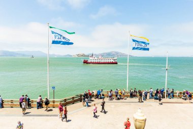 SAN FRANCISCO, CALIFORNIA, ABD - 24 Temmuz 2018: Fishermans Wharf - San Francisco, California, ABD 'deki Alcatraz Adası manzarasının tadını çıkaran turistler