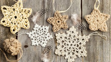 Kış ya da Noel ağacından örülmüş yıldızlar ve kar taneleri olan bir arka plan. Doğal malzemelerden yapılmış el yapımı Noel süslemeleri. Üst manzara, düz uzanma.
