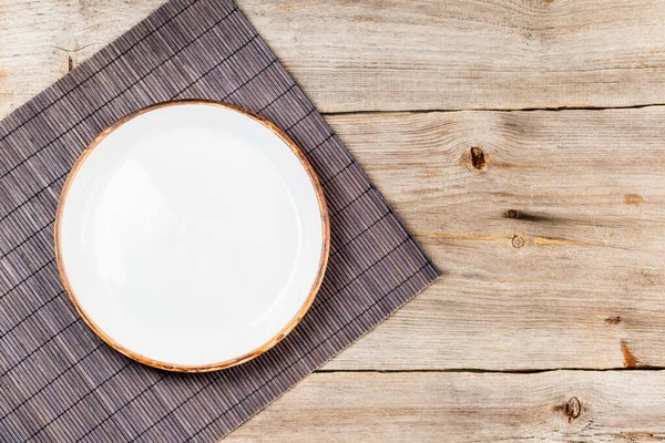 Prato Cerâmico Branco Vazio Mesa Madeira Rústica Com Tapete Bambu — Fotografia de Stock