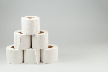 Gri Arkaplan üzerinde yuvarlanan bir Tuvalet Kağıdı Piramidi. Metin için Boşluğu Kopyala