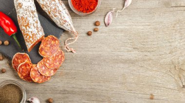 Dilimlenmiş Chorizo Sosisi Penisilyum Yenilebilir Küf, ahşap zemin üzerinde tütsülenmiş kırmızı biber, sarımsak ve karabiber. Metin için alanı kopyala