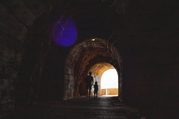 Touristes Explorant Tunnel Découpé Dans Les Falaises Rocheuses Bord Mer — Photo