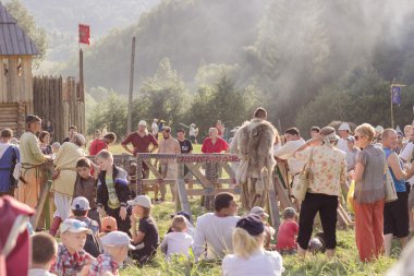 Tustan adlı göstermek için bekleyen ' Urych, Ukrayna, 2 Ağustos 2014 Festivali